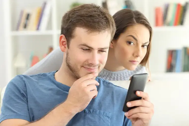 Gibt es eine App, um herauszufinden, ob dein Freund dich betrügt? Was du zuerst wissen solltest