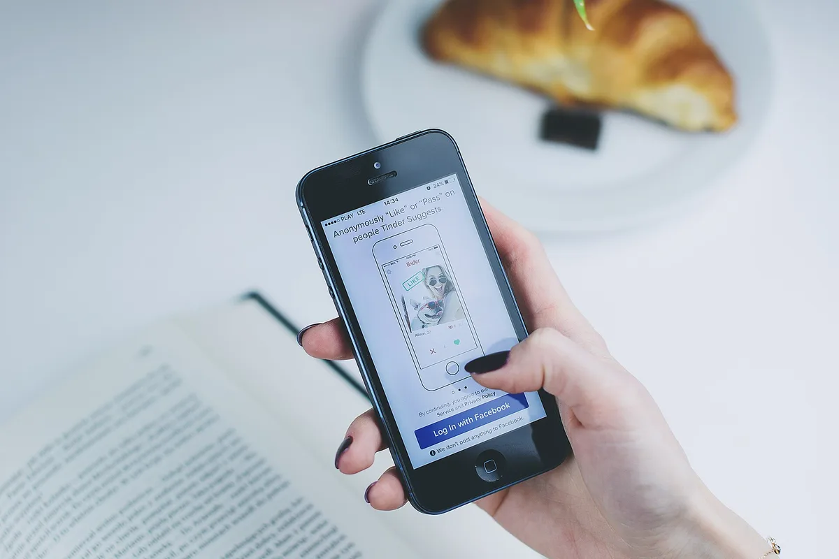 Wie man herausfindet, ob Ihr Partner eine Dating-App hat, ohne sein Telefon zu berühren